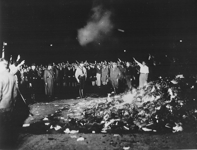 Nacističko javno spaljivanje knjiga (1933.) | Povijest.hr